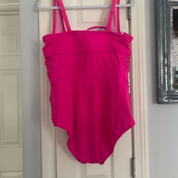 Like new Torrid hot pink 1x bathing suit - Picture 4 of 6